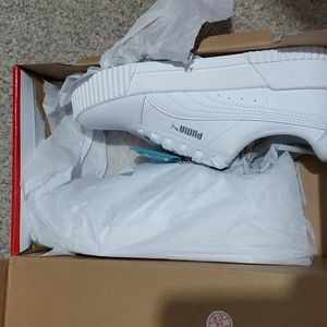 White low top womens carina puma shoe size 6